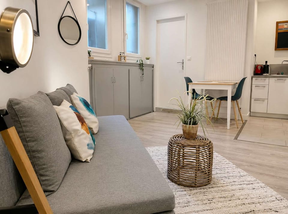 Kitchen or kitchenette, Living room, Seating area, Dining area, oven, pet friendly, stove