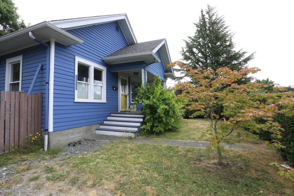 Green Lake - 3BR - Office Flex - Sleeps 6 - Near Light Rail Station, Freeway & Bus House in Seattle