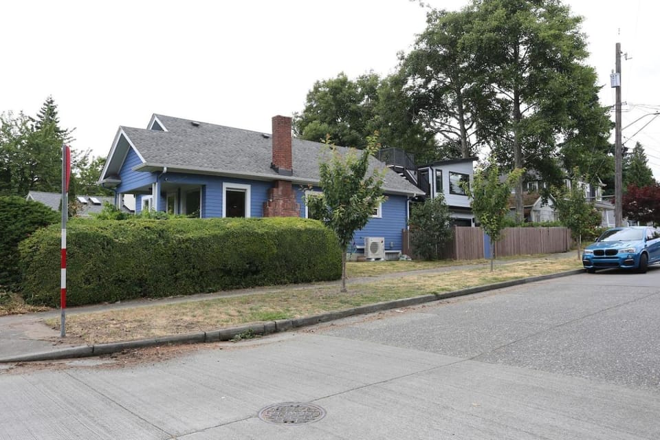 Green Lake - 3BR - Office Flex - Sleeps 6 - Near Light Rail Station, Freeway & Bus House in Seattle