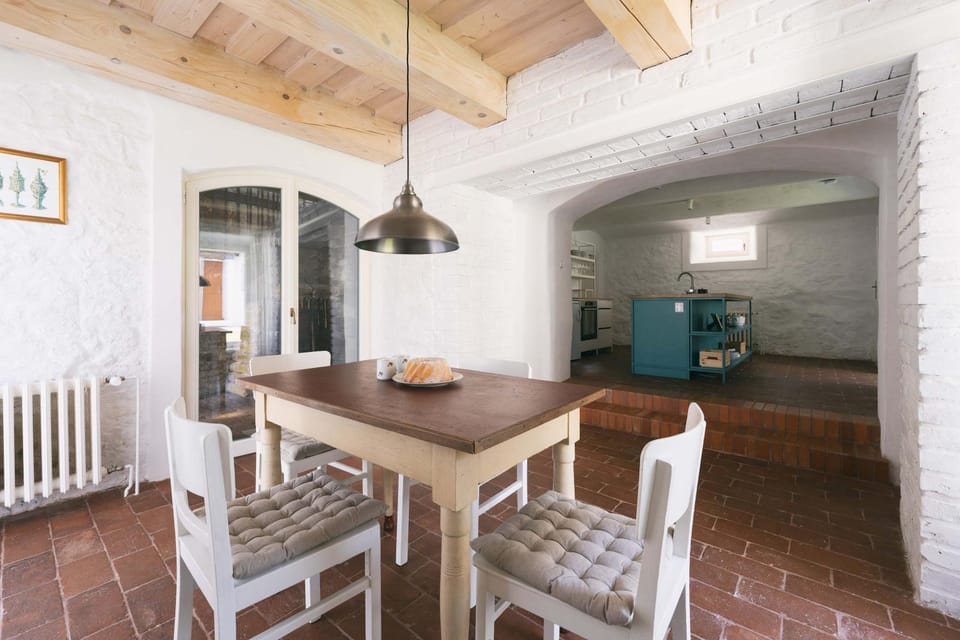 Coffee/tea facilities, Kitchen or kitchenette, Seating area, Dining area