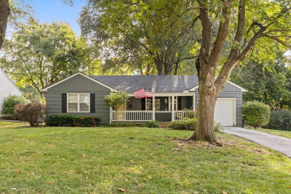 Bright 3BR | 25 mins to Arrowhead | Groups & Pets House in Mission