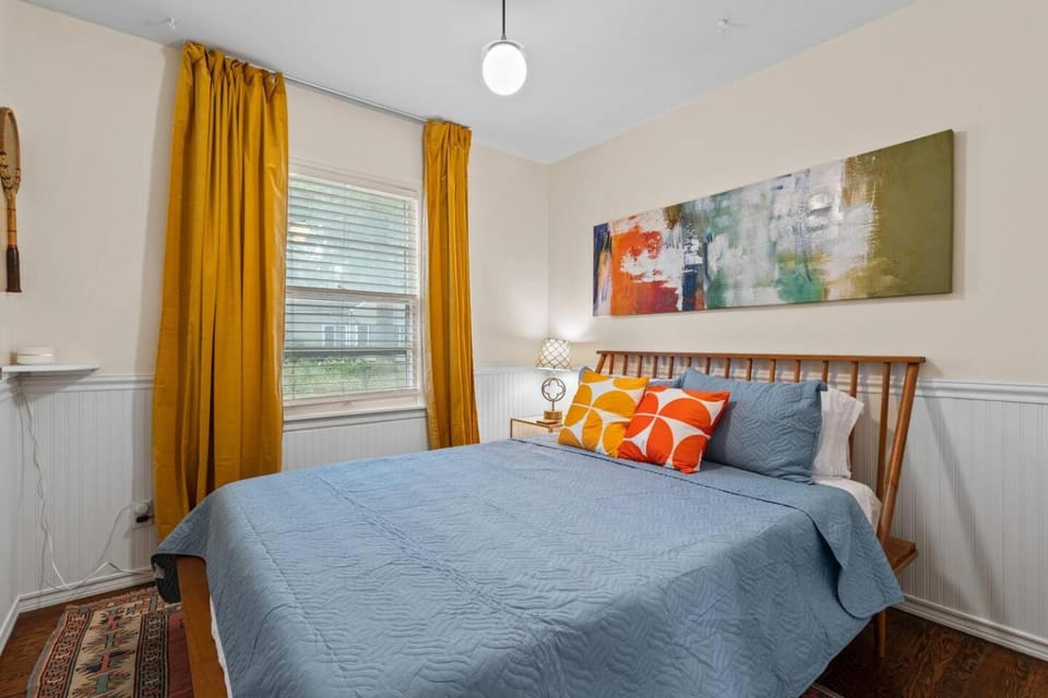 Bright 3BR | 25 mins to Arrowhead | Groups & Pets House in Mission