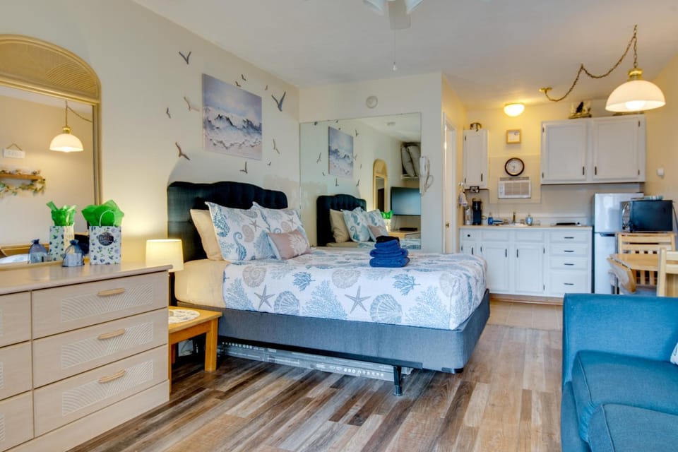 Steps to Sand! Oceanfront Gem in Old Orchard Beach Apartment in Old Orchard Beach