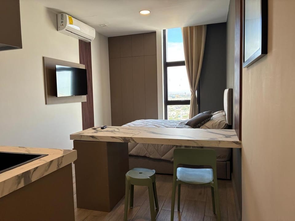 Bed, TV and multimedia, air conditioner