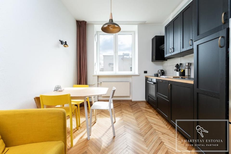 Central 2BR for 6, Workspace & Walk to Old Town Apartment in Tallinn