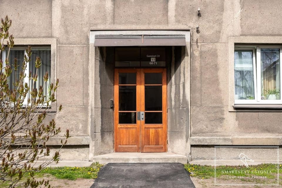 Central 2BR for 6, Workspace & Walk to Old Town Apartment in Tallinn