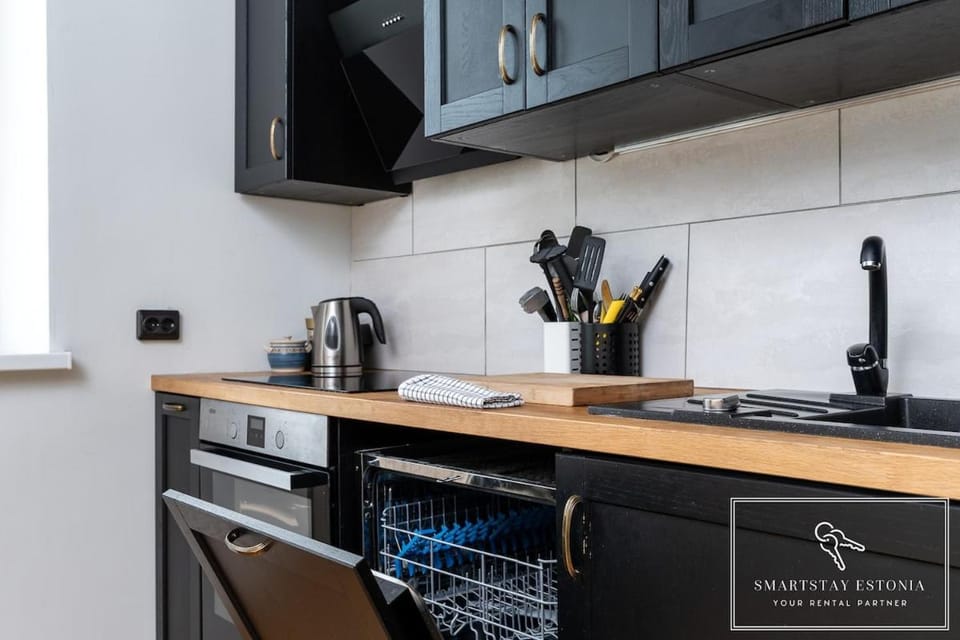 Central 2BR for 6, Workspace & Walk to Old Town Apartment in Tallinn