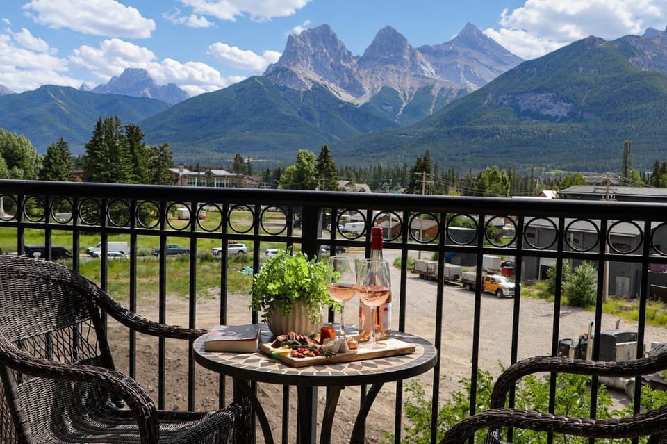 Penthouse with Waterpark Sleeps 8 Spacious Views Apartment hotel in Canmore