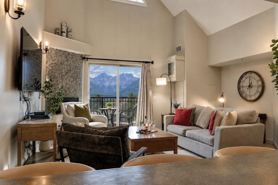 Penthouse with Waterpark Sleeps 8 Spacious Views Apartment hotel in Canmore