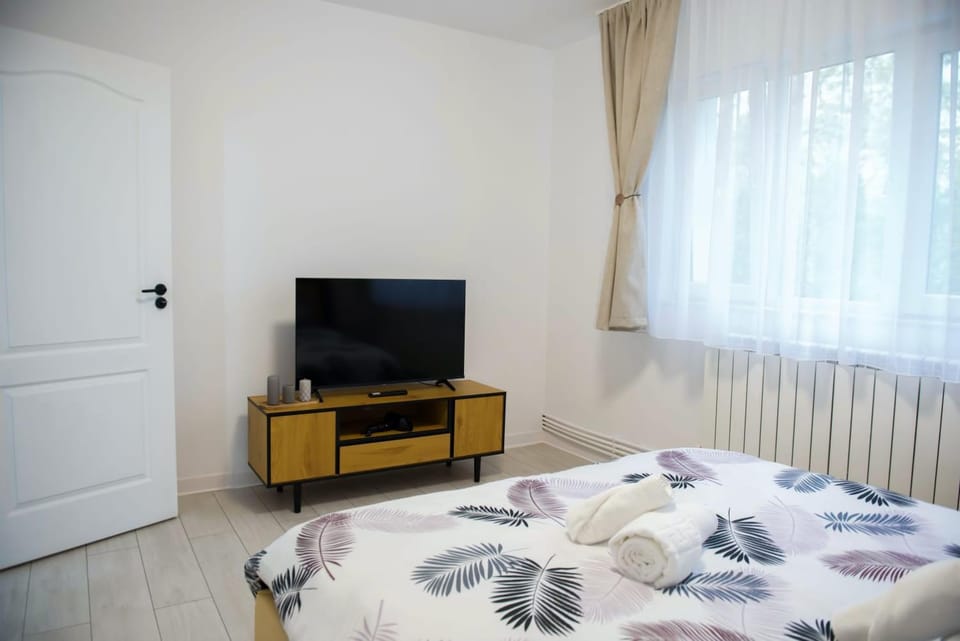Communal lounge/ TV room, Bed, TV and multimedia, Photo of the whole room, Bedroom