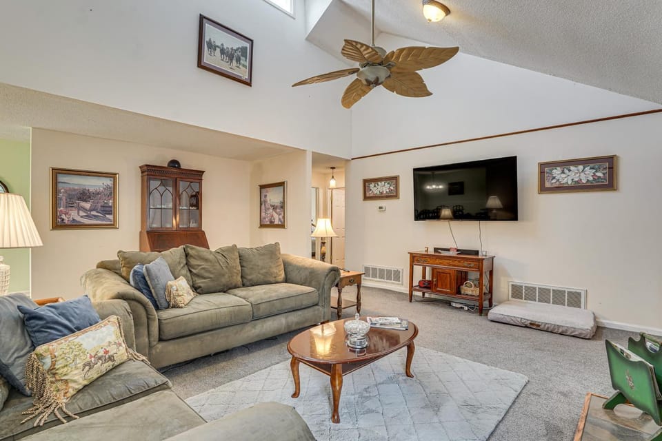 Screened Porch, Private Pool! Family Home in Aiken House in Aiken