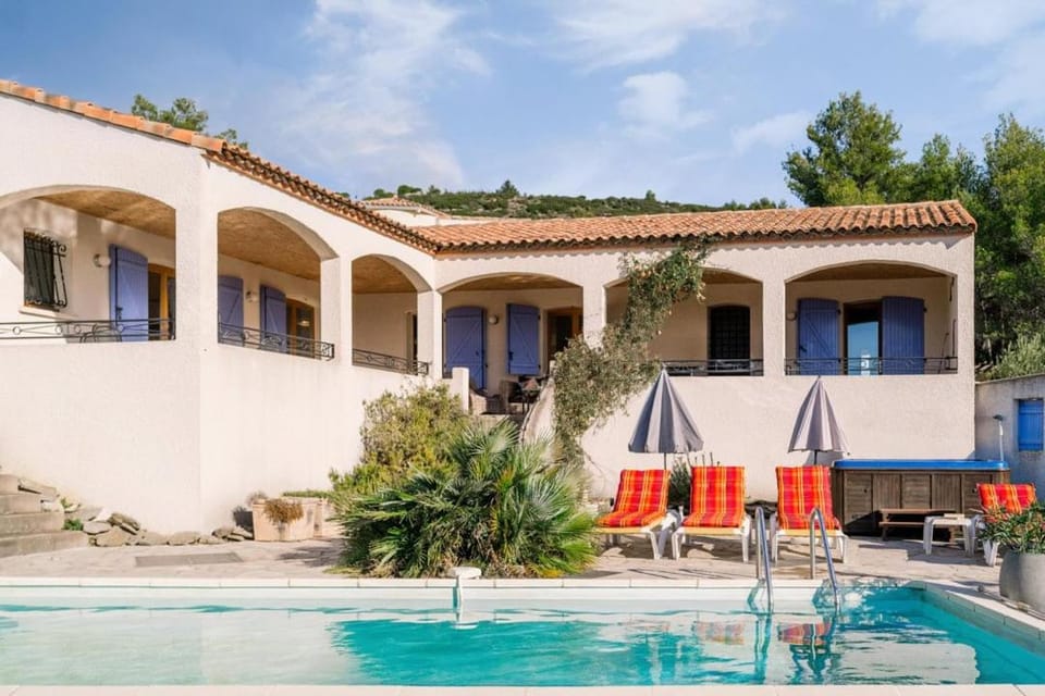 Villa Myosotis - for 6 persons with pool, jacuzzi and beautiful views Villa in Occitanie