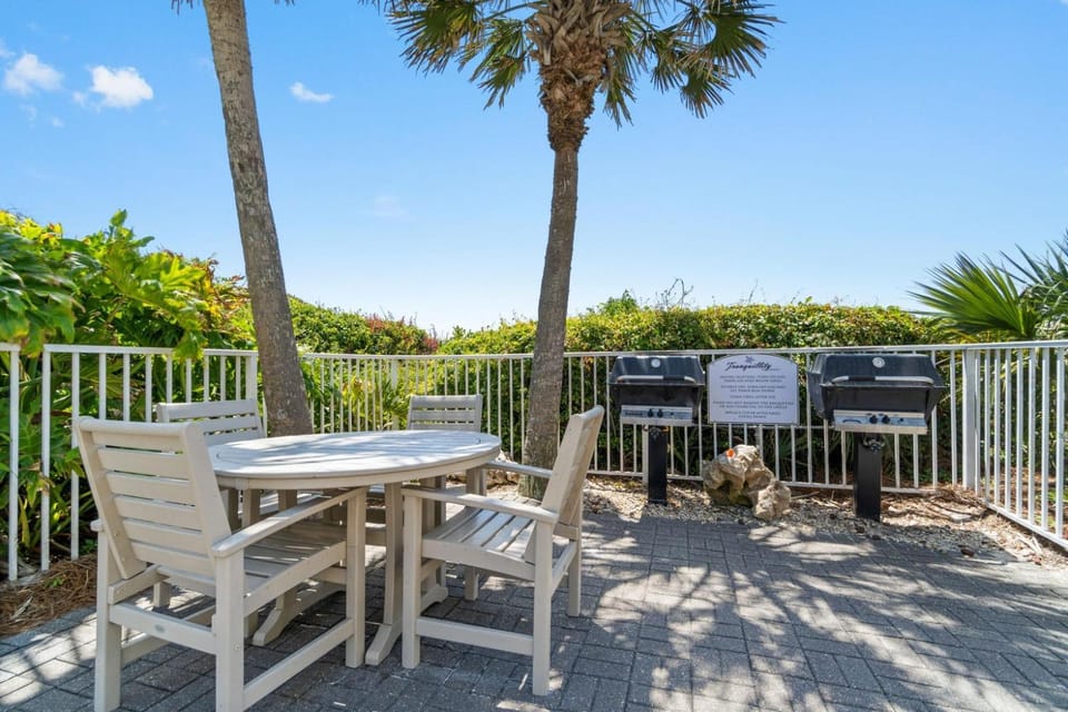 Patio, Day, BBQ facilities, Seating area, Dining area