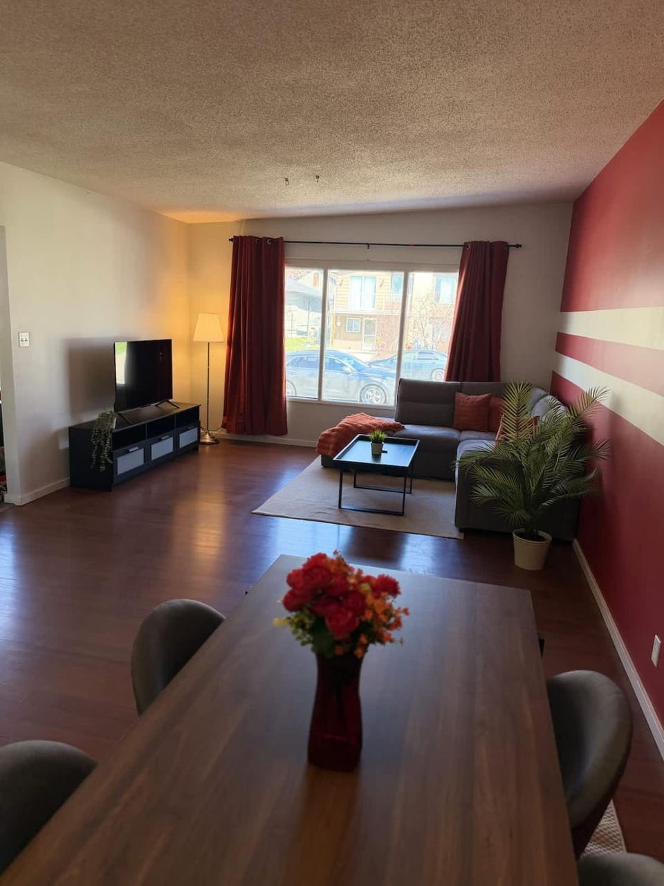 Cozy 2BR Near Zoo Downtown & Max Bell House in Calgary