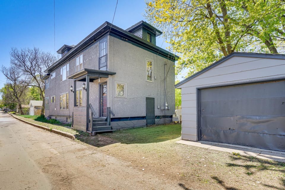 Explore Minneapolis! Pet-Friendly Home w/ Sunroom House in Minneapolis