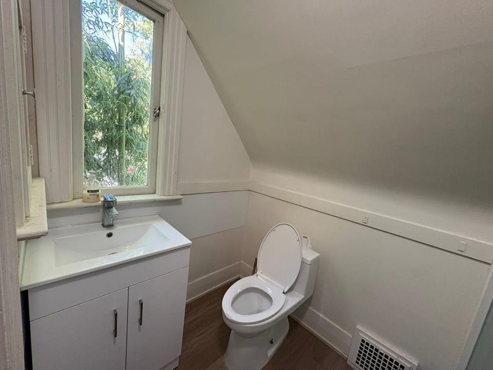 10 Mins to YVR & Kits Beach - Cozy Victorian Room, Free Parking Vacation rental in Vancouver