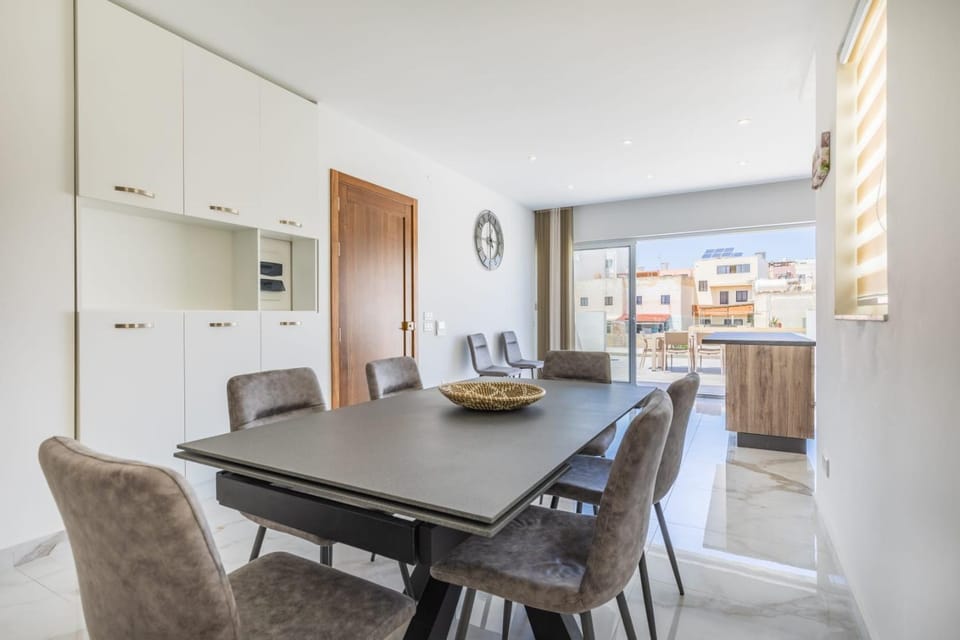 Exclusive 2 Bed Penthouse with pool - by Hostmt Apartment in Malta