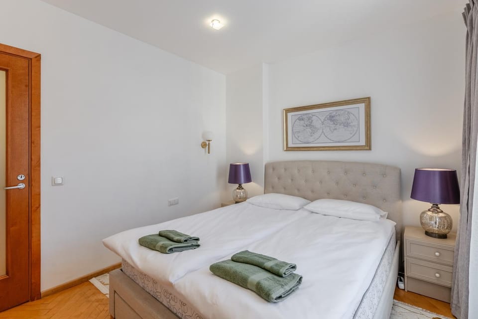 Bed, Bedroom, cot, towels