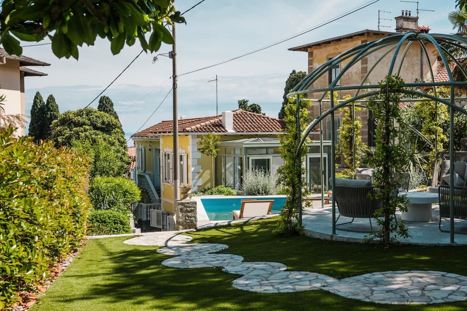 Property building, Garden, Swimming pool