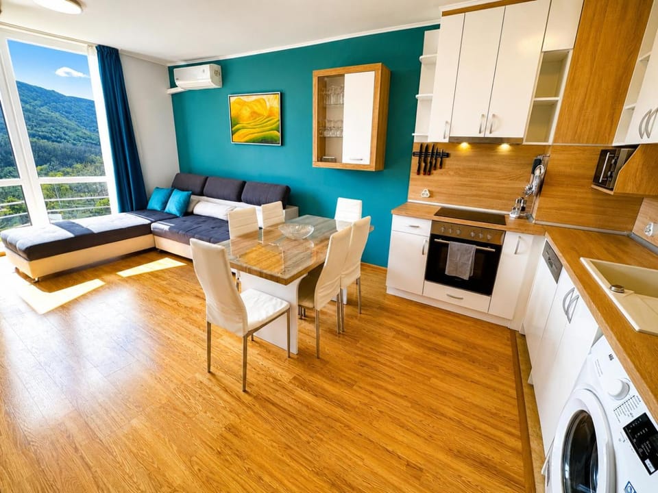 Natural landscape, Living room, Seating area, Dining area, dishwasher, minibar, oven, pet friendly, stove