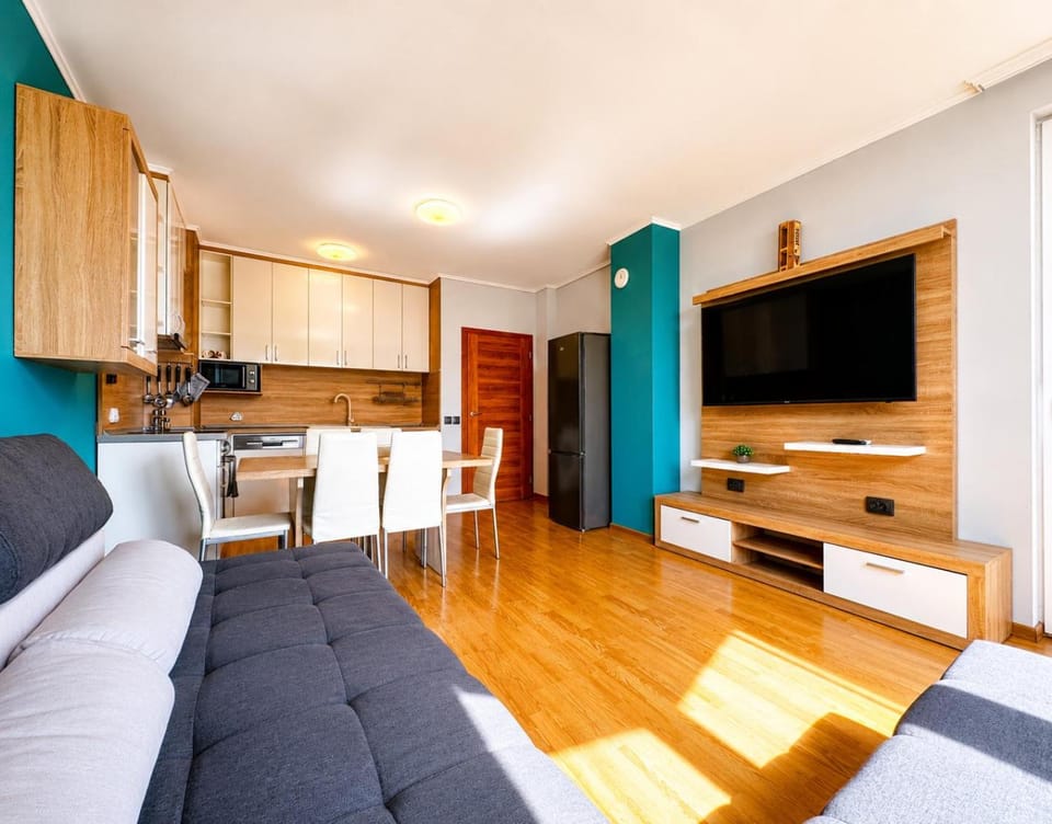 Communal lounge/ TV room, TV and multimedia, Kitchen or kitchenette, Living room, Seating area, Dining area, Evening entertainment