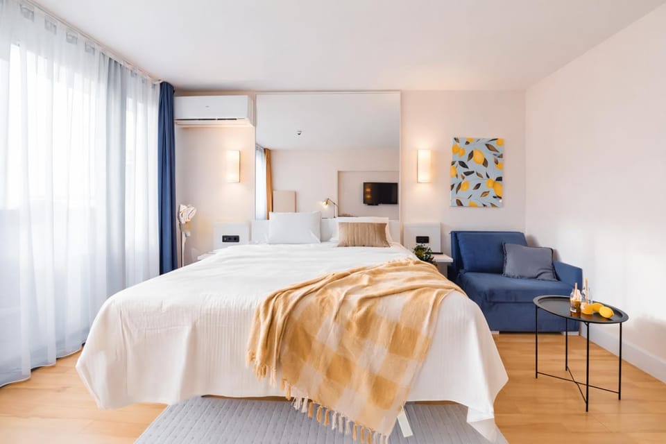 Bed, Living room, Photo of the whole room, Seating area, Bedroom
