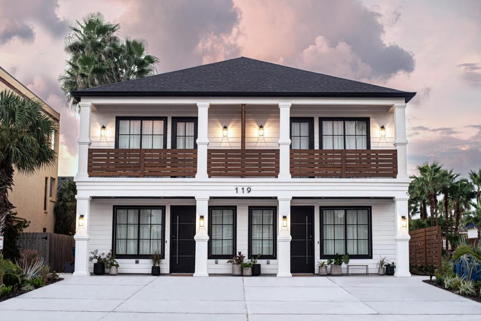 Venus B Luxury 3BR, Pool, Steps to Beach House in South Padre Island
