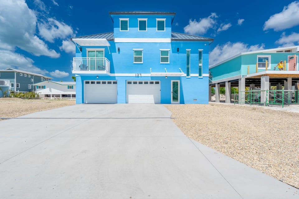 Shore Bet by Sun Palace Vacations House in Estero Island