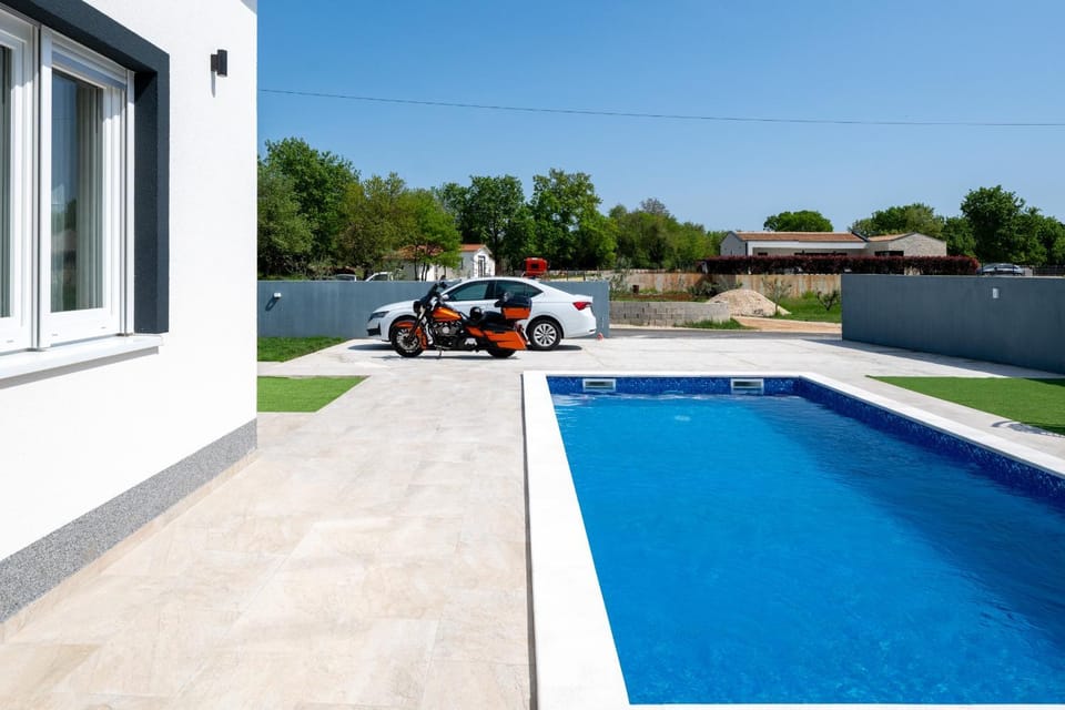 Swimming pool, Parking