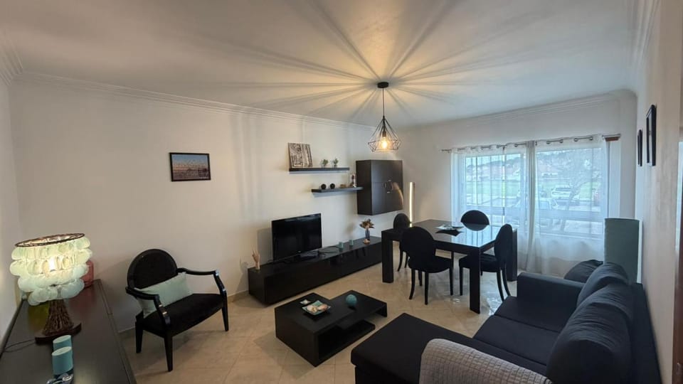 Cozy Retreat Near Beach & City Apartment in Setubal District