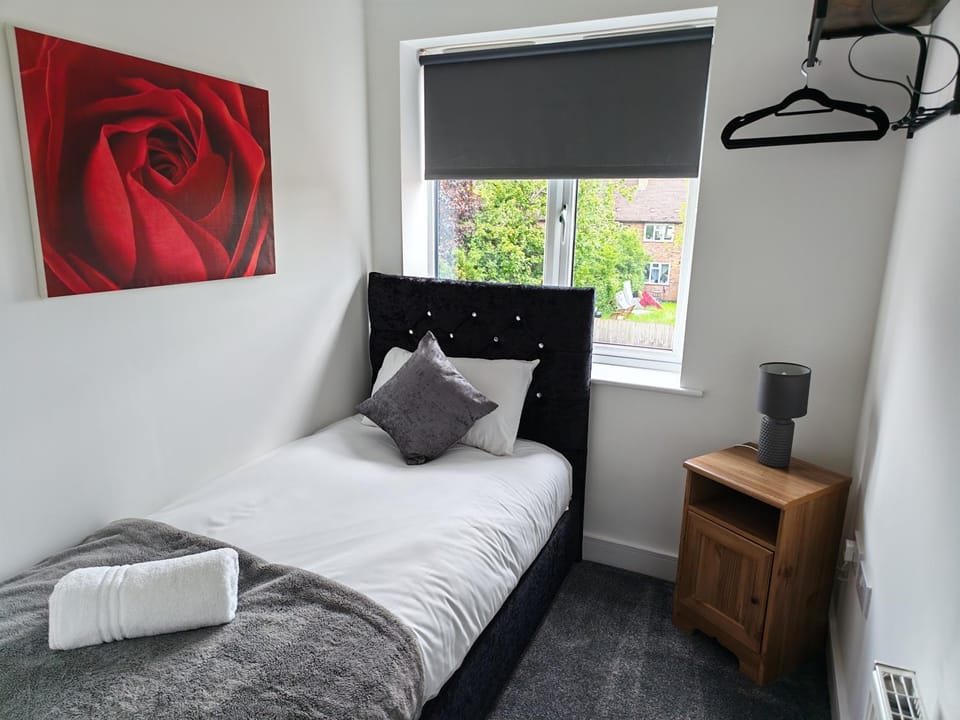 Bed, Bedroom, towels