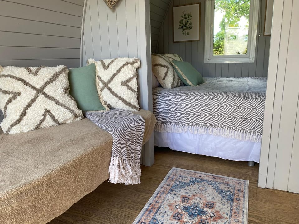 Bed, Living room, Photo of the whole room, Seating area, Bedroom