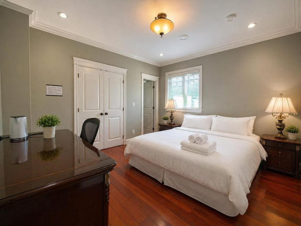 Cozy 1BR in Vancouver Westside Quiet & Central Bed and Breakfast in Vancouver