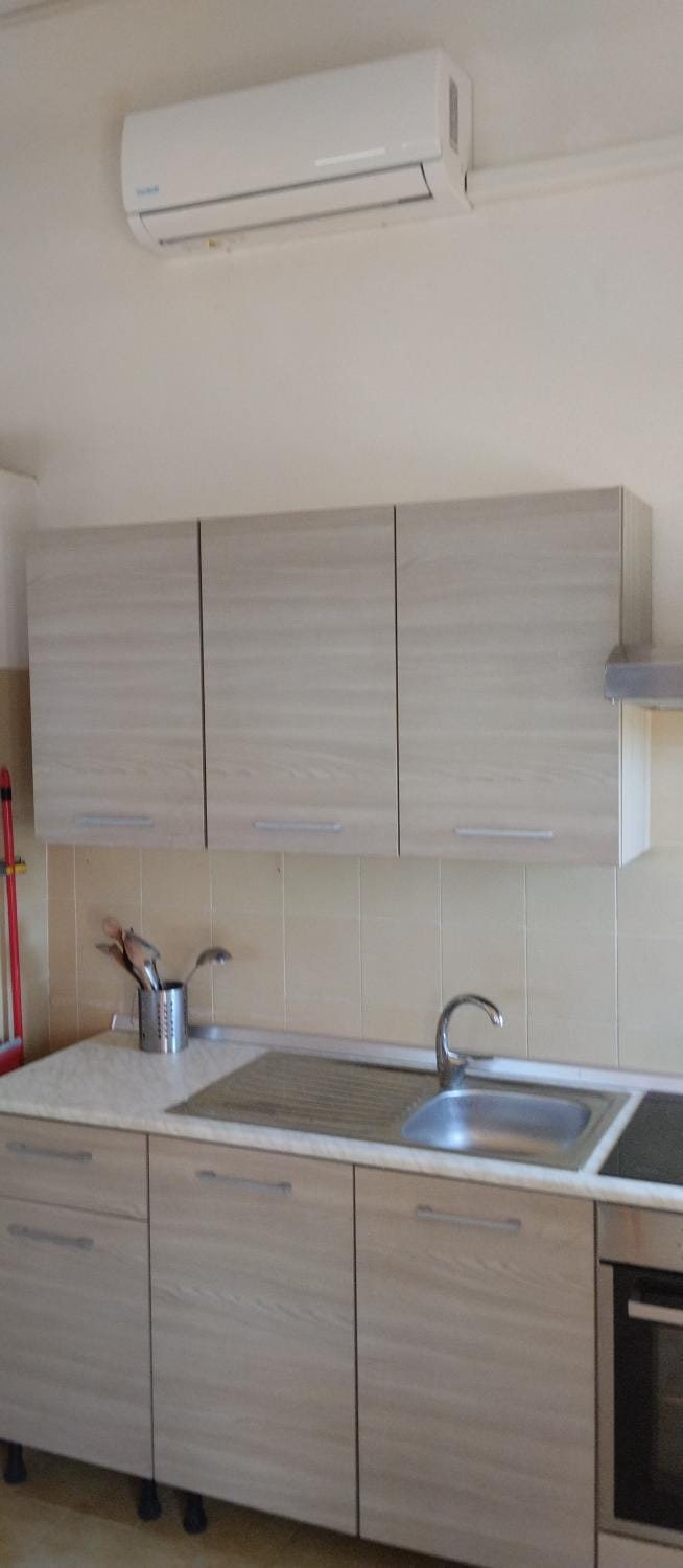 Kitchen or kitchenette, air conditioner