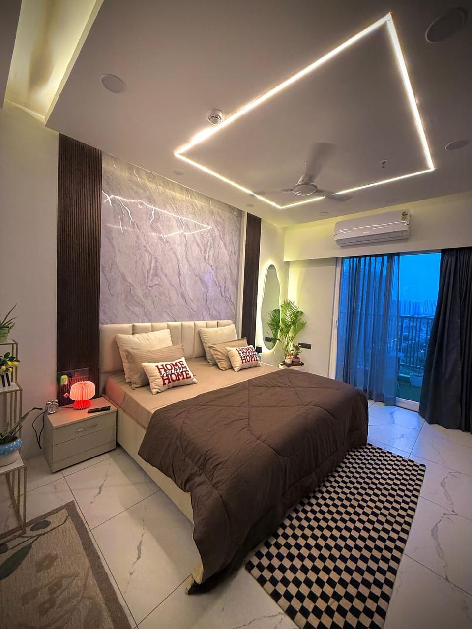 The Autumn Door l Cozy Studio l Self Check in Apartment in Noida