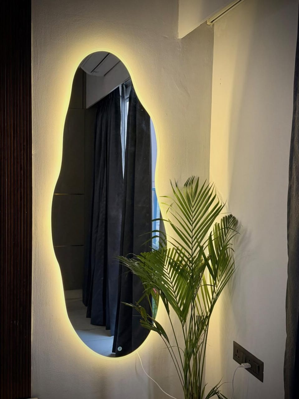 The Autumn Door l Cozy Studio l Self Check in Apartment in Noida
