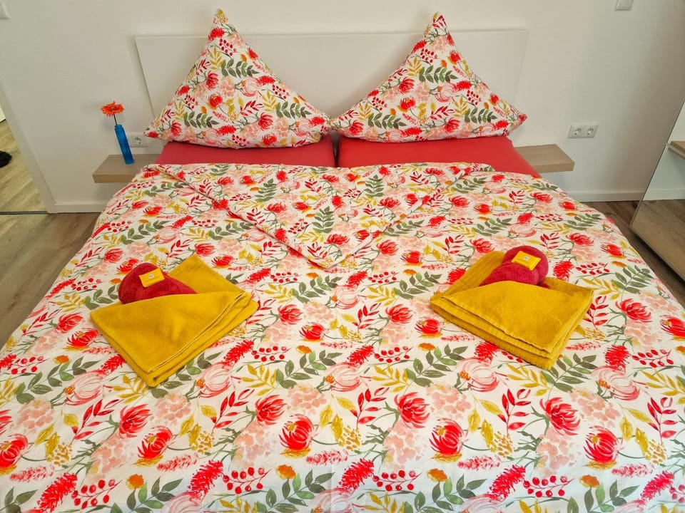 Bed, Bedroom, towels