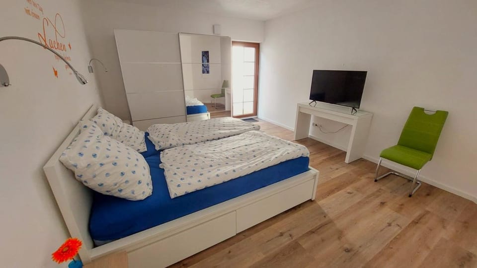 TV and multimedia, Balcony/Terrace, Bedroom, wardrobe