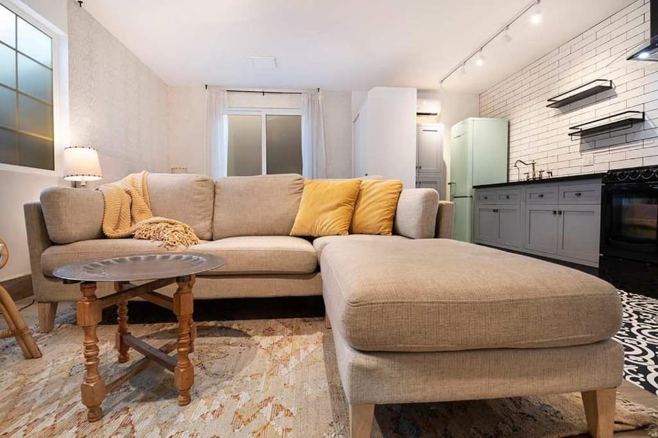 Beautiful Studio Apt near Beverly Hills with Kitchen and washer and dryer Apartment in Beverly Hills