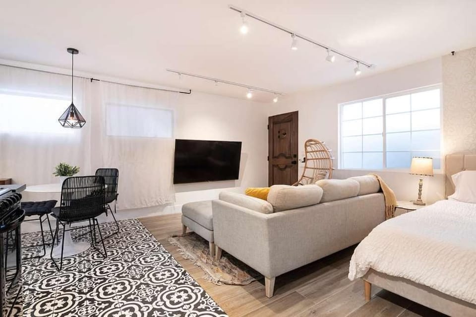 Beautiful Studio Apt near Beverly Hills with Kitchen and washer and dryer Apartment in Beverly Hills