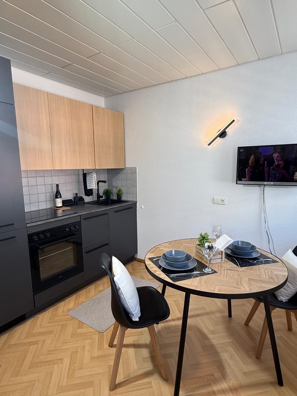 Kitchen or kitchenette, Photo of the whole room, Dining area