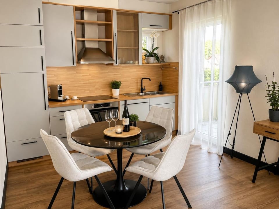 Kitchen or kitchenette, Dining area