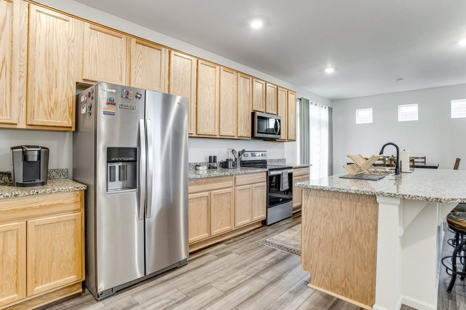 Spacious & Modern! New Home Near Gaylord Rockies House in Aurora