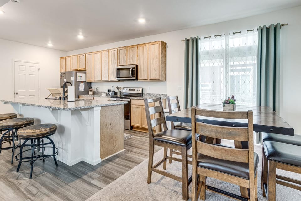 Spacious & Modern! New Home Near Gaylord Rockies House in Aurora