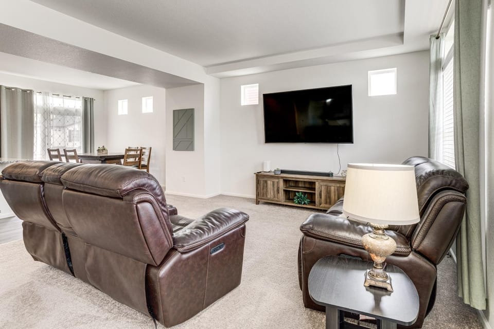 Spacious & Modern! New Home Near Gaylord Rockies House in Aurora