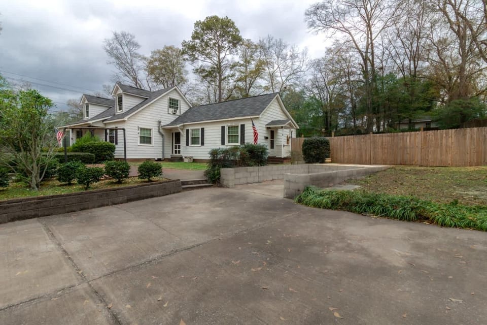 Pool Near Downtown&Parks- The Cozy Guest Cottage Apartment in Columbus