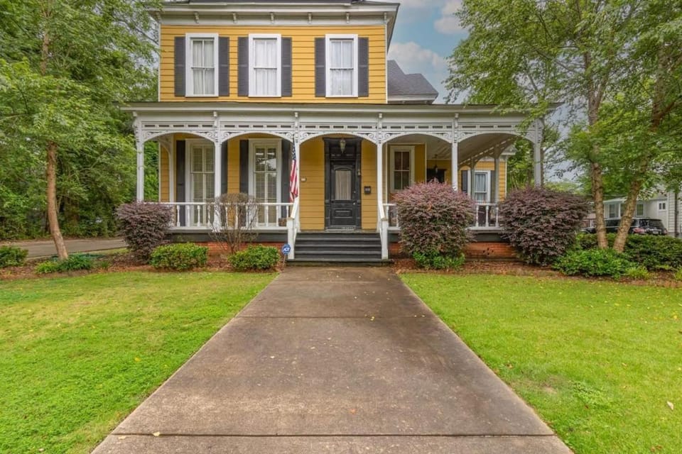 Columbus's Luxurious Mansion Stay at Goldfinch House in Phenix City