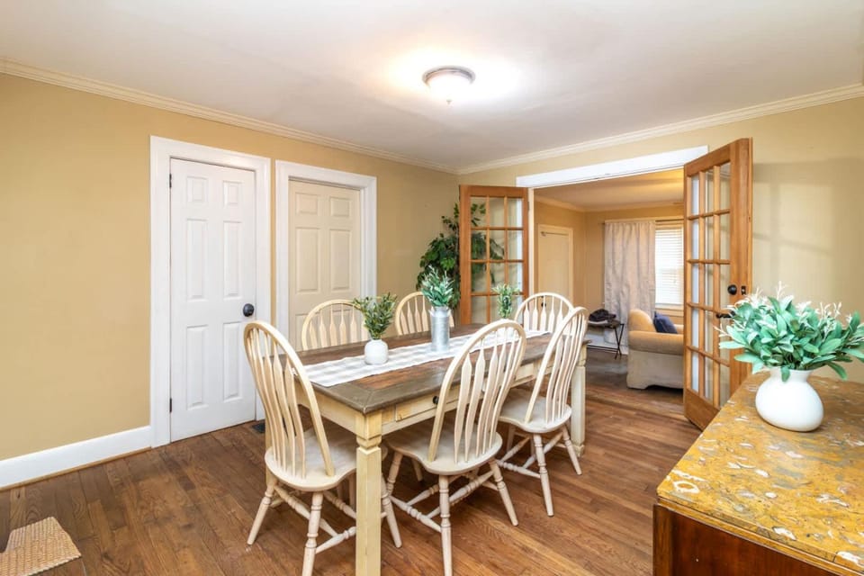 Large BnB with Pool The White House & Cottage House in Columbus
