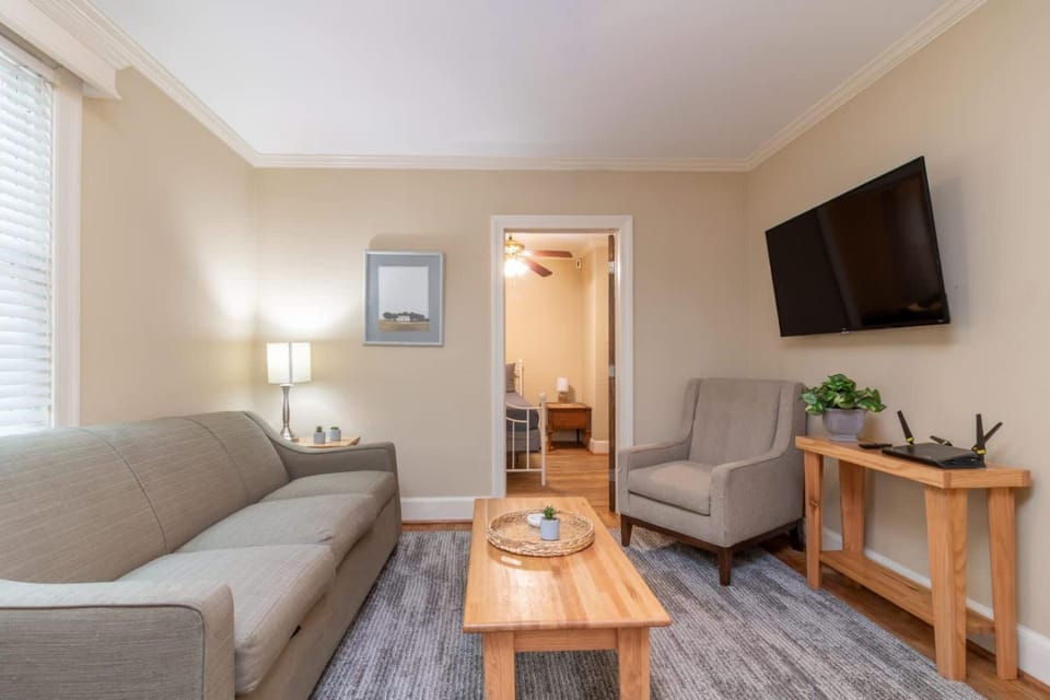 Large BnB with Pool The White House & Cottage House in Columbus