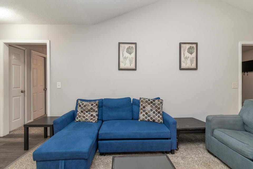 Near Shops Dining & Airport- The Hilltop Bungalow House in Columbus